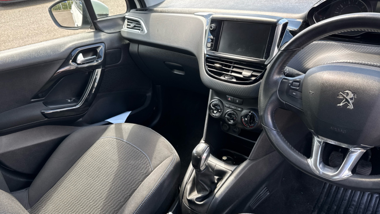 Peugeot 208 1.2 PureTech 82 Signature 5dr [Start Stop] Petrol Hatchback